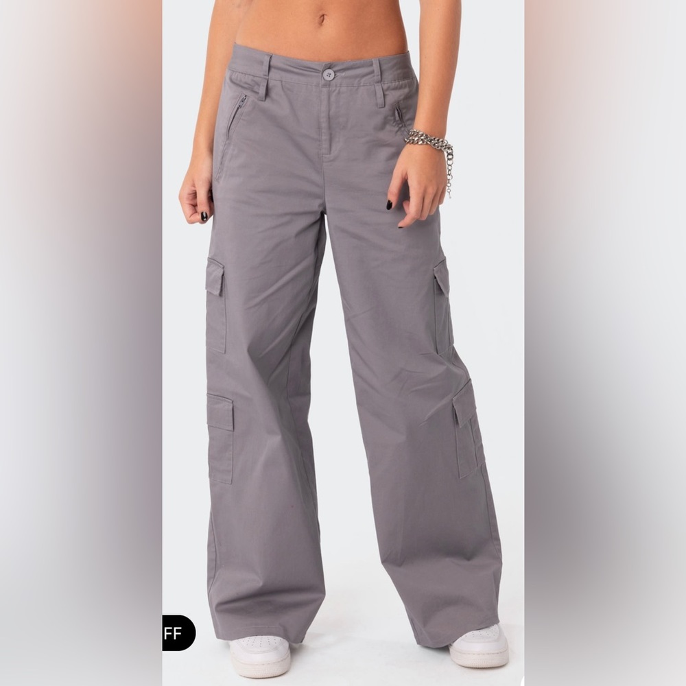 EDIKTED “Zaria Cargo Pants”